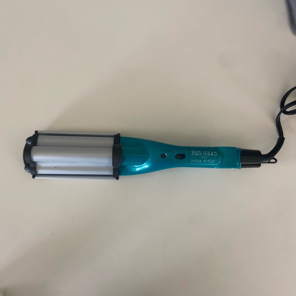 Bedhead waver and straightening brush